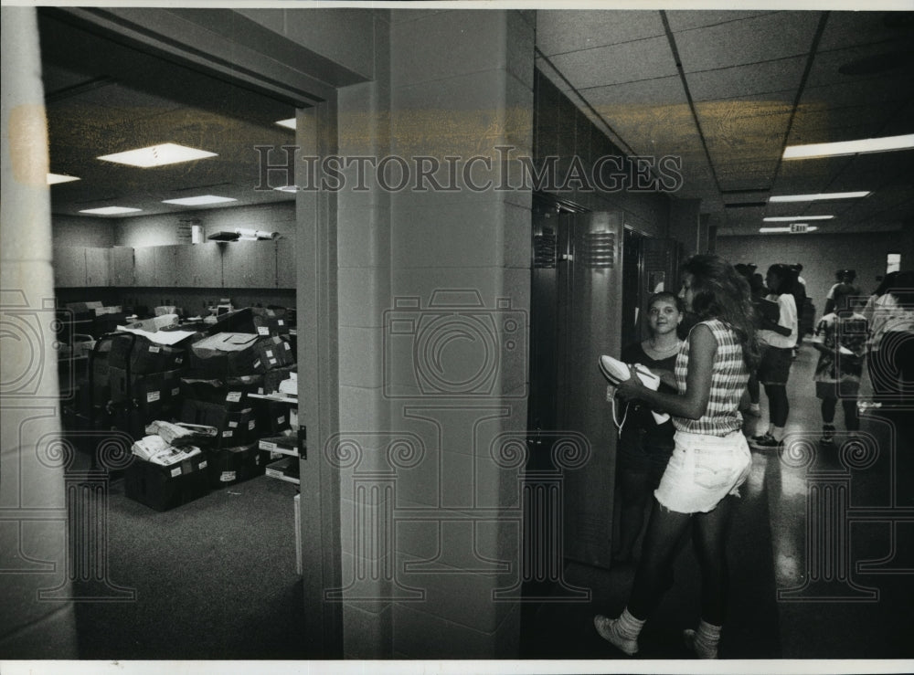 1993 Press Photo Students fill their lockers with essentials at Waukesha West- Historic Images