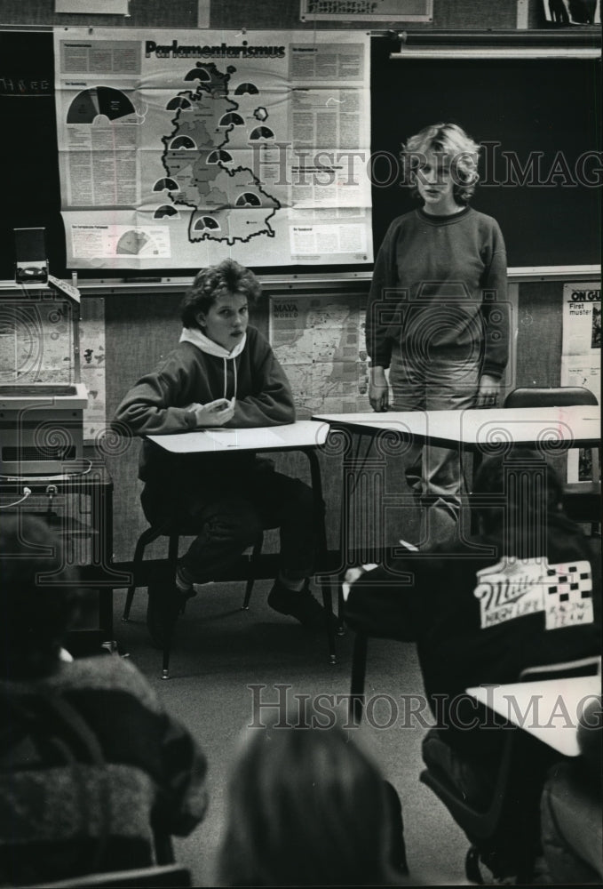 1989 Press Photo Claudia Batke, Kirsten Seyffart talked with students in class- Historic Images