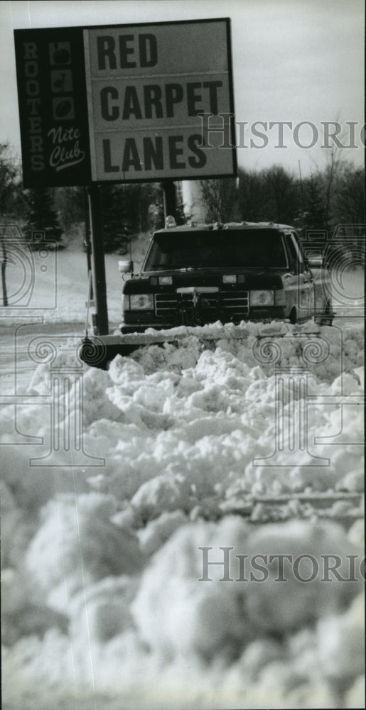 1994 Press Photo Edward Prebelski Jr. plows snow at Red Carpet Lanes in Waukesha- Historic Images