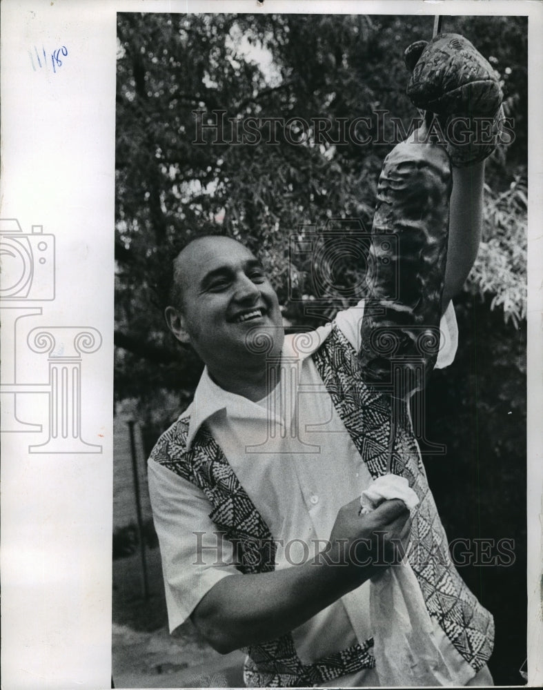 Load image into Gallery viewer, 1973 Press Photo Edwin Wasilewski showing the dziad he cooked for three hours
