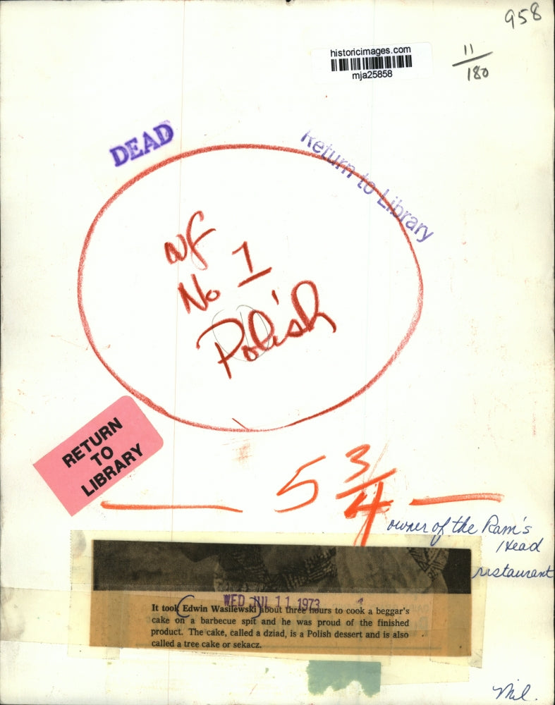 1973 Press Photo Edwin Wasilewski showing the dziad he cooked for three hours