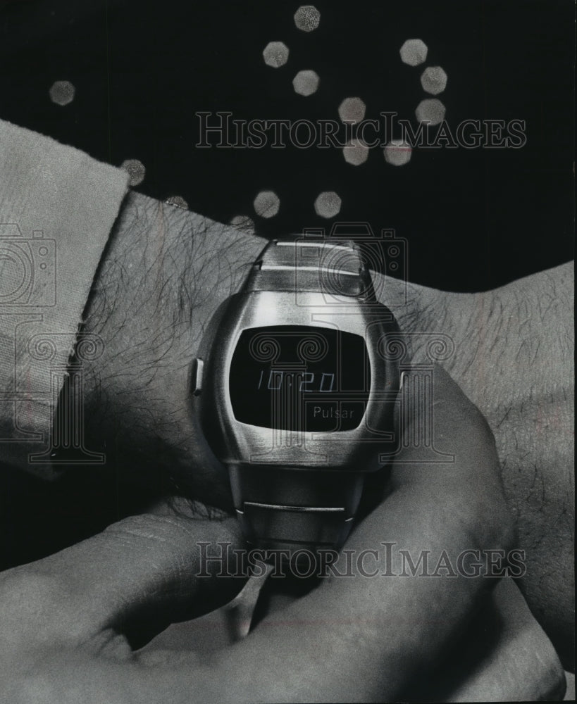 1976 Press Photo Close look at the digital watch- Historic Images