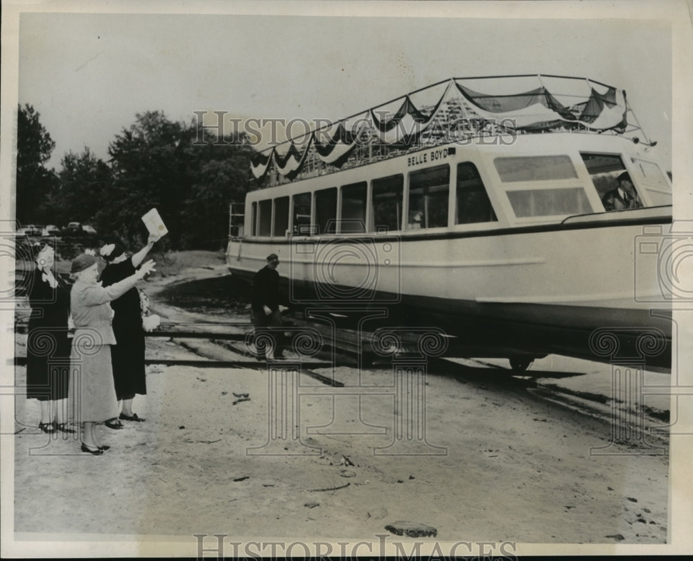 1952 Press Photo Mrs JW Phillips christened the Belle Boyd excursion boat, Wis
