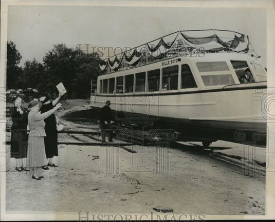 1952 Press Photo Mrs JW Phillips christened the Belle Boyd excursion boat, Wis