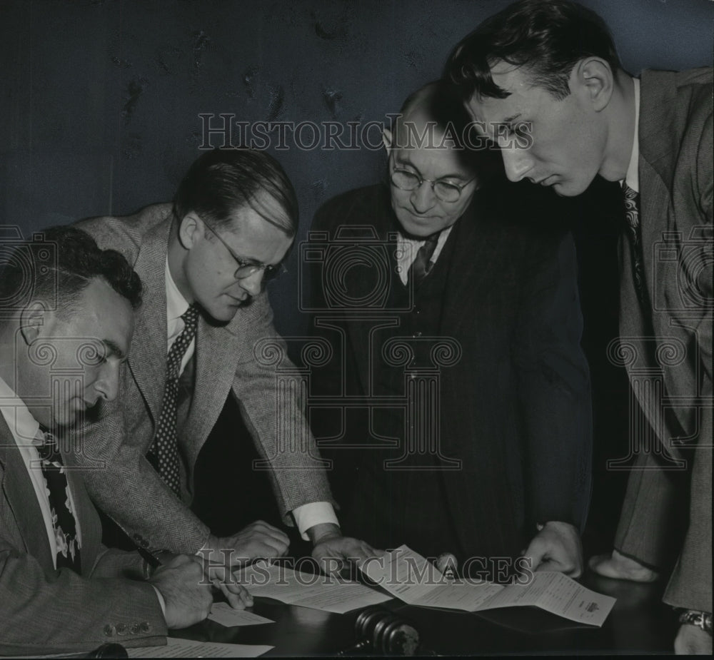 1949 Press Photo Milton Babich&#39;s family watching the signing of a $1,000 bond- Historic Images