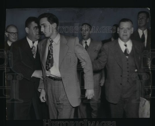 1949 Press Photo Milton Babich, taken from the district attorney's office