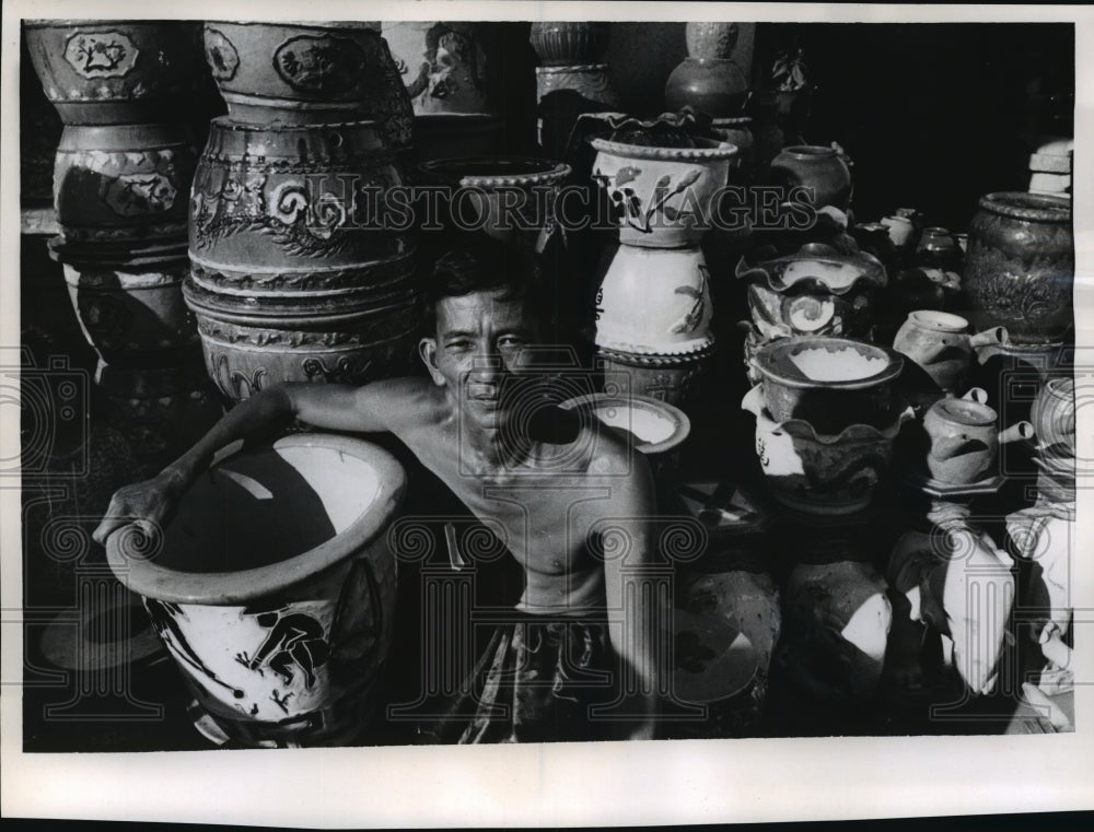 1964 Press Photo Tan An native peddling merchandise on Mekong River Delta, Viet- Historic Images