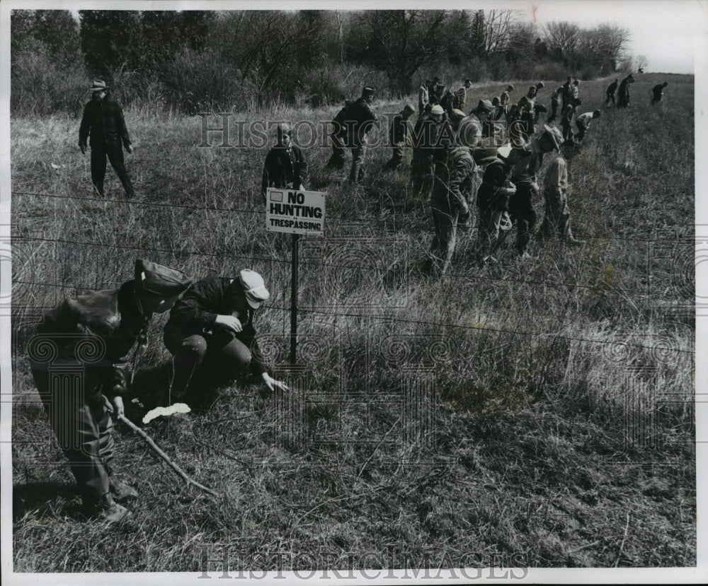 1959 Press Photo Searching for Ben E Wagner murder weapon in Ozaukee county