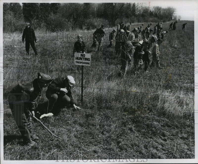 Load image into Gallery viewer, 1959 Press Photo Searching for Ben E Wagner murder weapon in Ozaukee county
