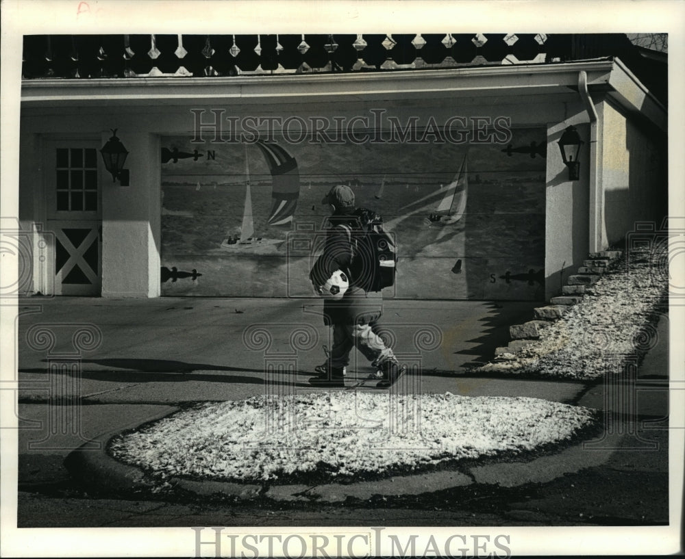 1992 Press Photo Jack Bosko&#39;s garage door w/ painting of summer in Snowy Weather- Historic Images