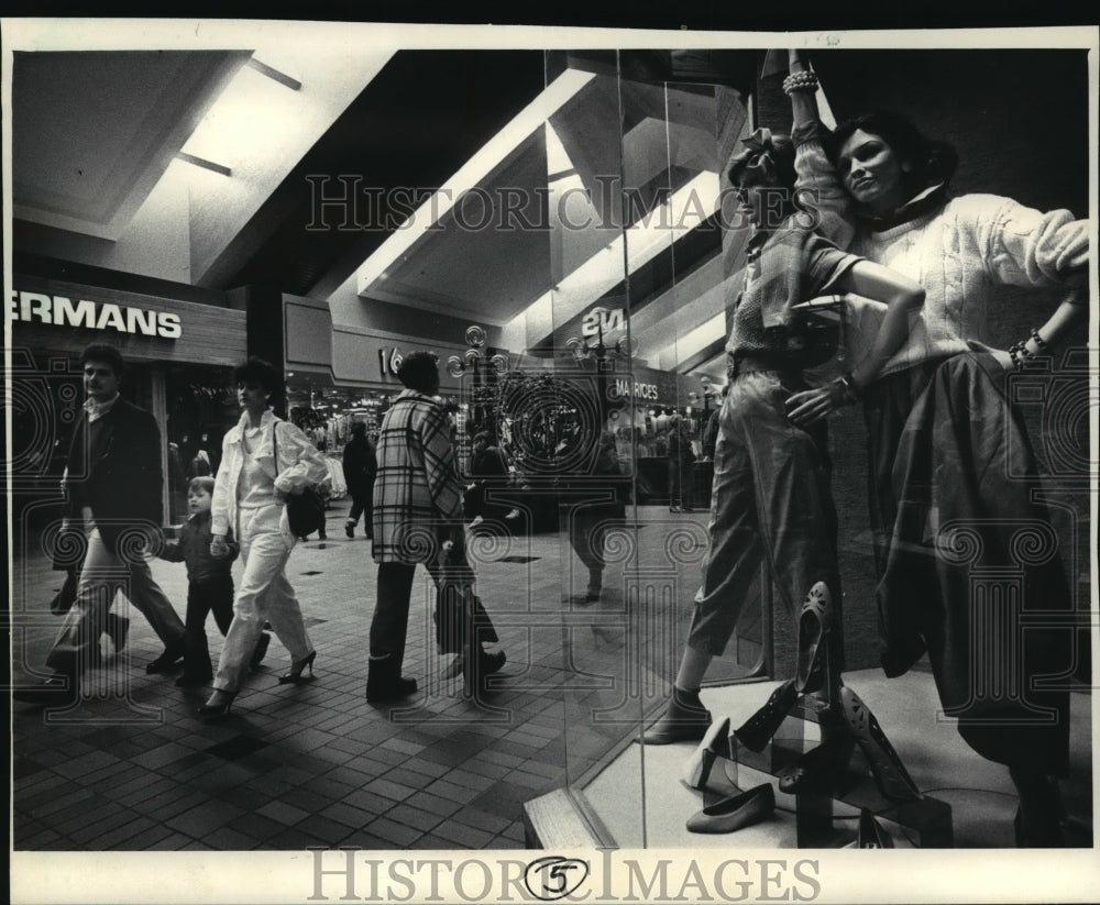 1985 Press Photo Wausau Center&#39;s booming business attract more shoppers- Historic Images