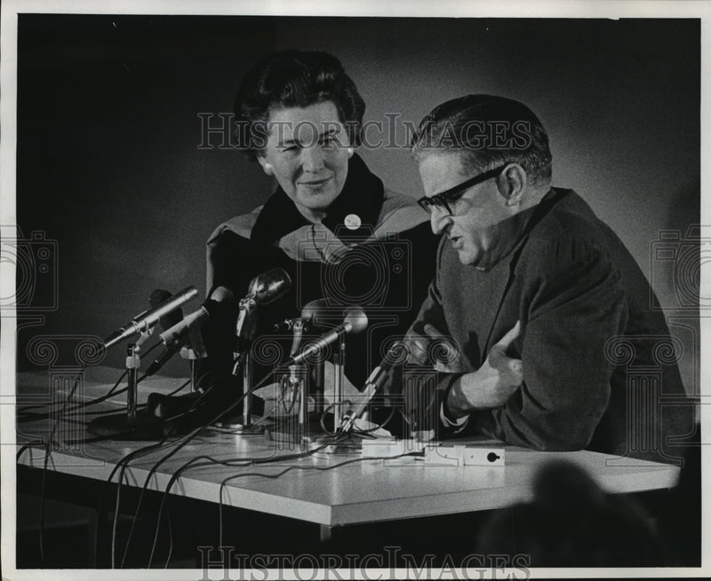 Load image into Gallery viewer, 1970 Press Photo John Weaver, UW president - mja26176
