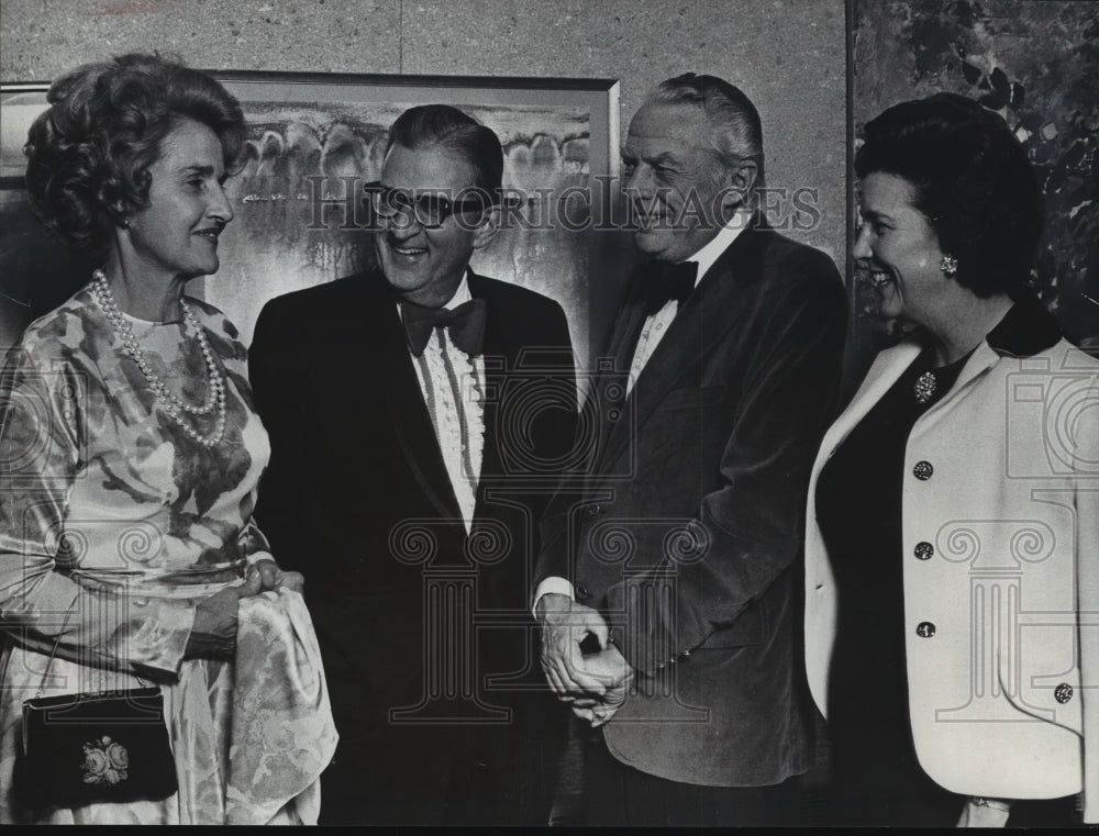 1973 Press Photo UW Pres. &amp; Mrs. John Weaver and others at Women&#39;s League dinner- Historic Images