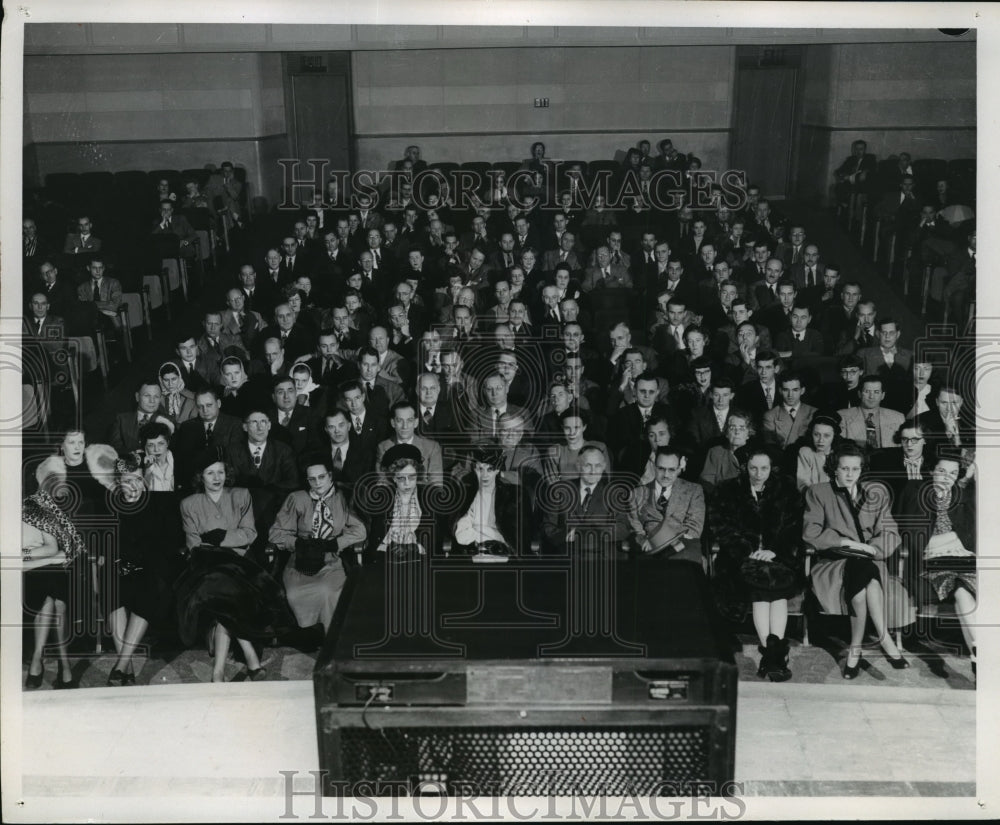 1989 Press Photo Audience viewing program in set in WTMJ-TV Auditorium- Historic Images