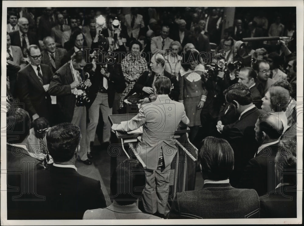 1974 Press Photo George C. Wallace, surrounded by newsmen and well-wishers- Historic Images