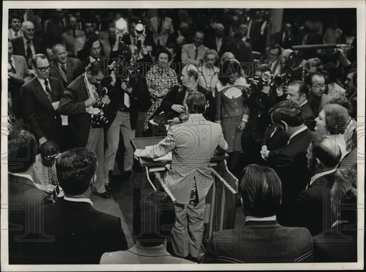 1974 Press Photo George C. Wallace, surrounded by newsmen and well-wishers- Historic Images