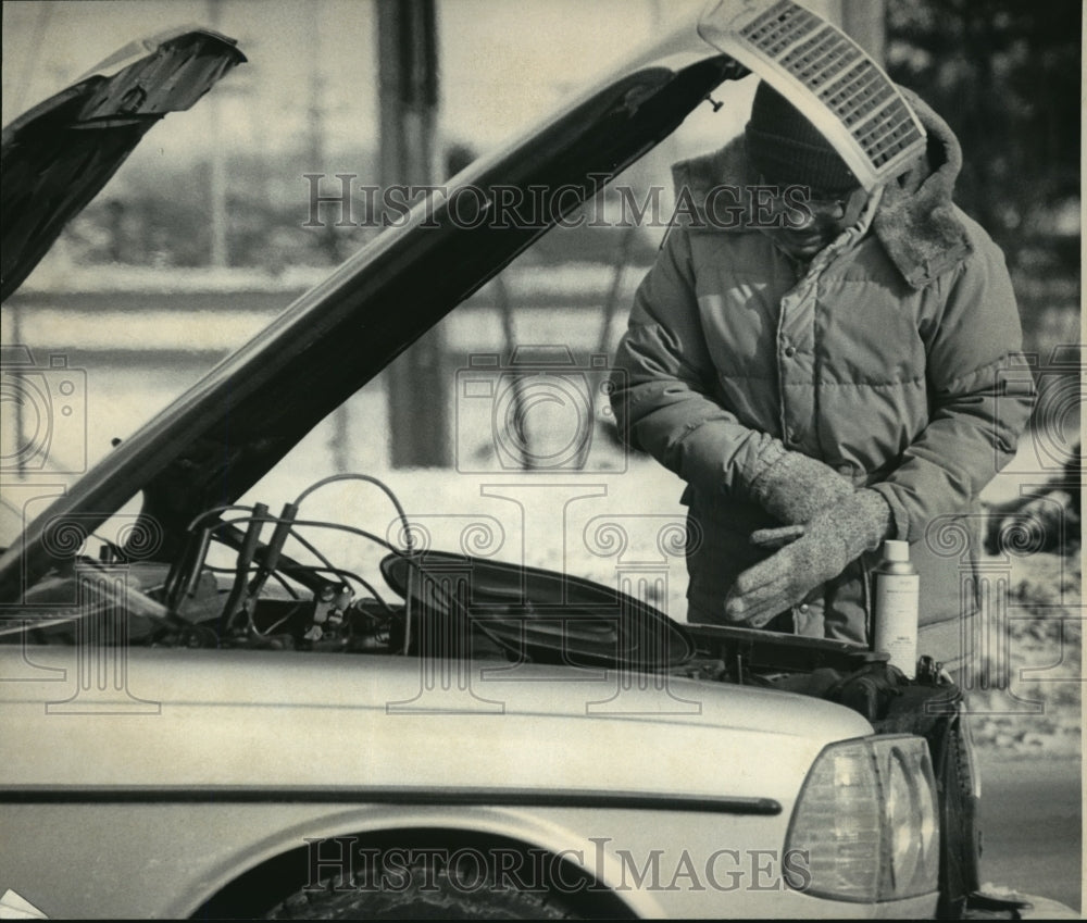 1985 Press Photo Roger Cahn&#39;s car was affected by the cold on N. Green Bay Ave.- Historic Images