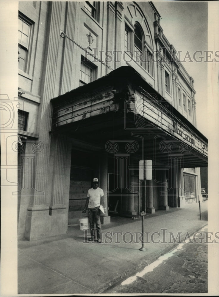 1986 Press Photo Workman with repair materials at Wausau's Grand Theater