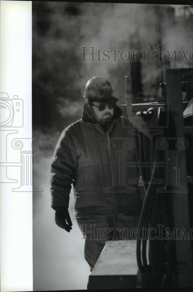 1994 Press Photo Tony Dunn watching his welder generator - mja26622