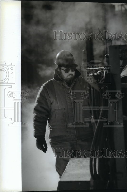 1994 Press Photo Tony Dunn watching his welder generator - mja26622