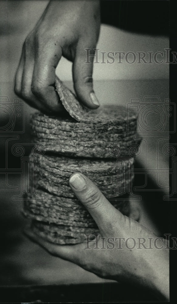 Load image into Gallery viewer, 1987 Press Photo A stack of burgers read to cook at George Webb Restaurant
