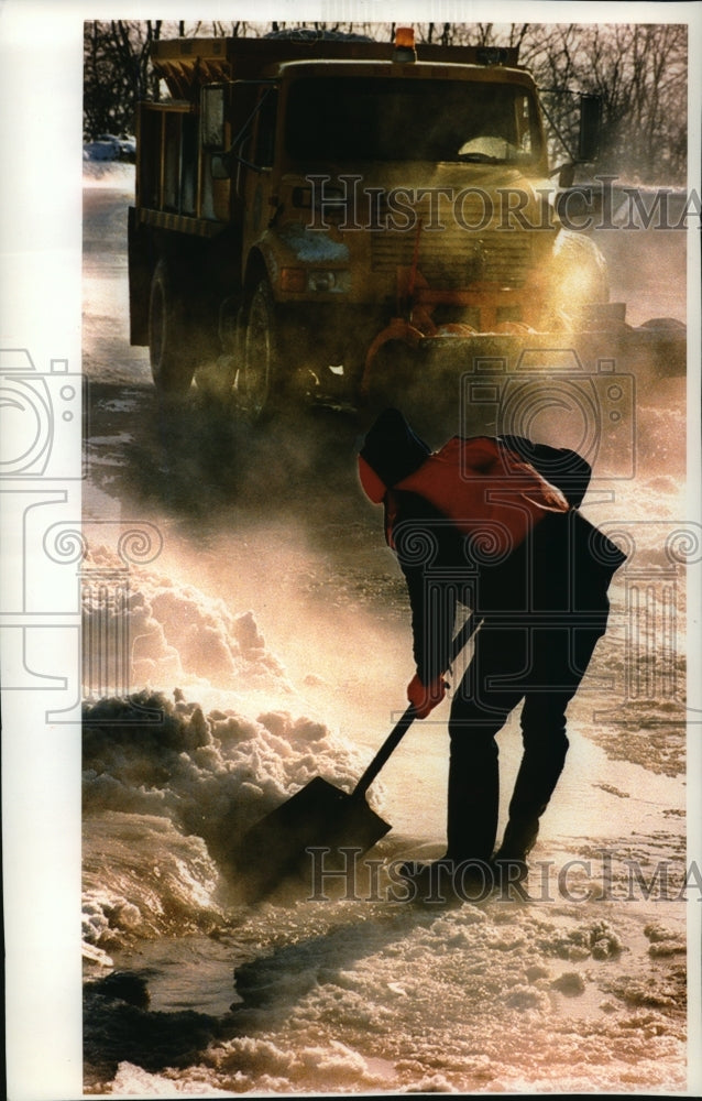 1994 Press Photo City Department of Public Works personnel open up clogged drain