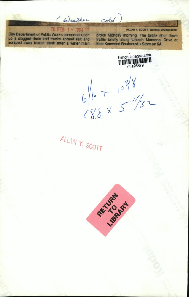 1994 Press Photo City Department of Public Works personnel open up clogged drain