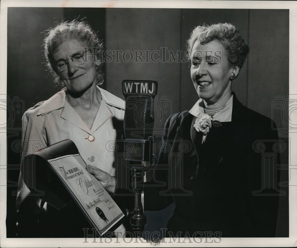 1953 Press Photo Mrs. Hugo Carrasch honored as Woman of the Week on Hope show- Historic Images