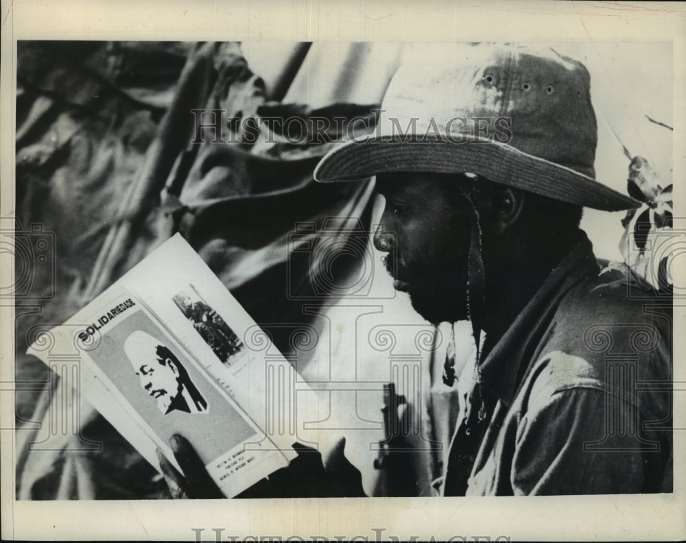 1969 Press Photo People&#39;s Liberation Movement member reads Communist pamphlet- Historic Images