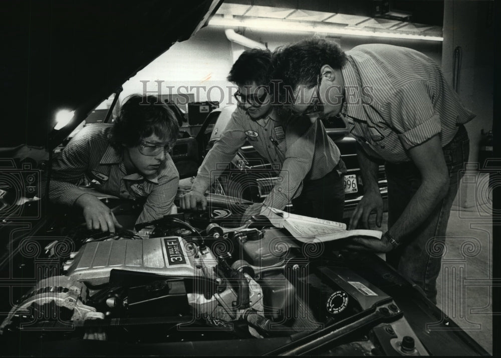 1990 Press Photo Waukesha County Technical College's automotive class