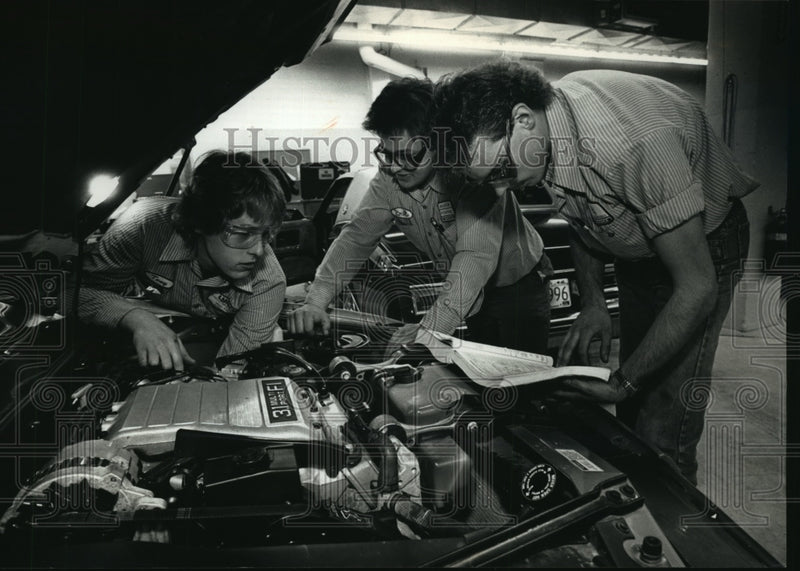 Load image into Gallery viewer, 1990 Press Photo Waukesha County Technical College's automotive class
