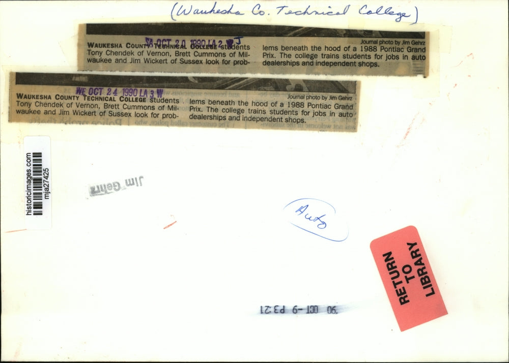 1990 Press Photo Waukesha County Technical College's automotive class