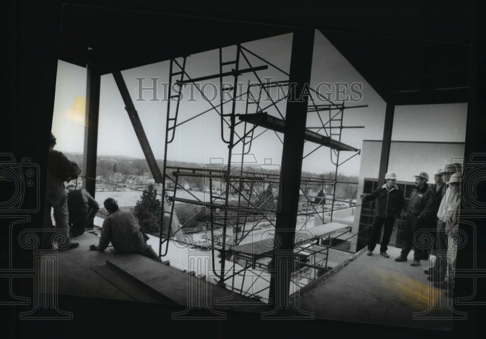 1993 Press Photo Students having a tour at Medical Office Building, Waukesha