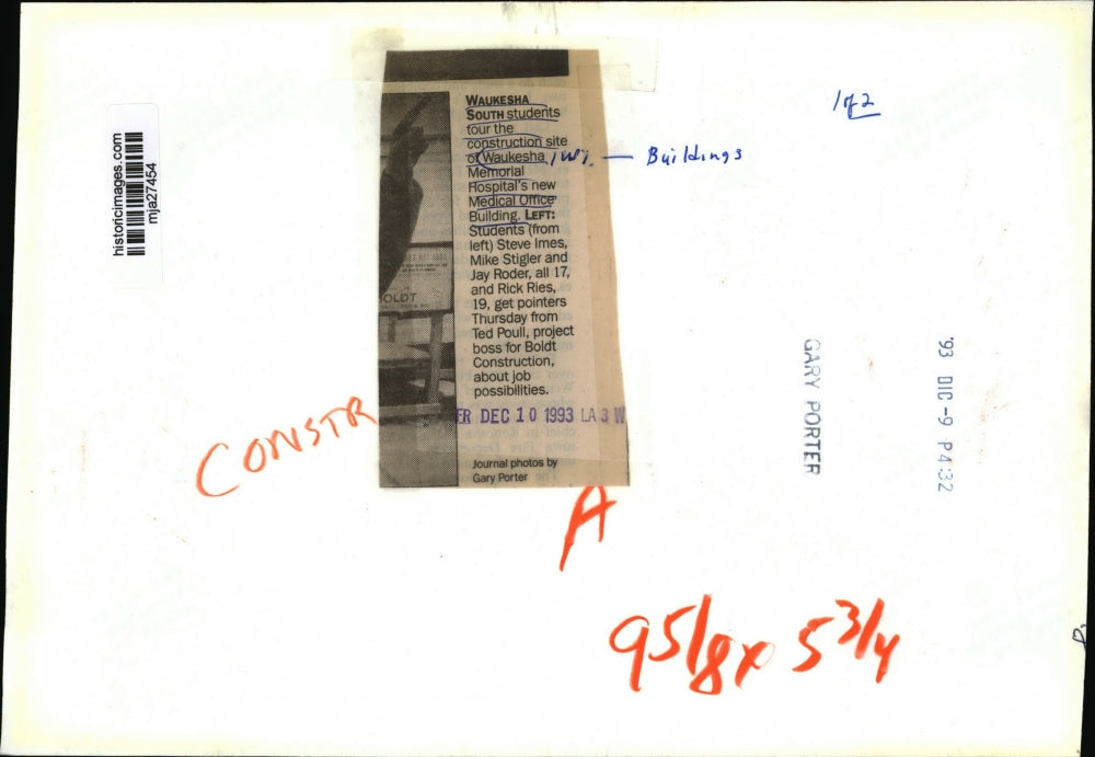 1993 Press Photo Students having a tour at Medical Office Building, Waukesha