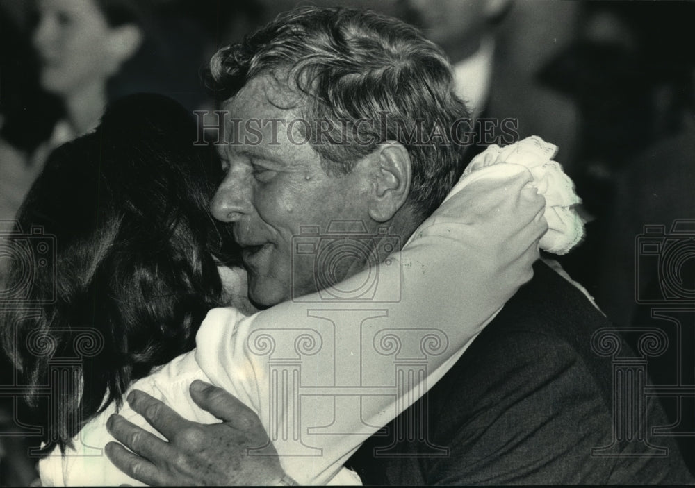 1986 Press Photo George Watts hugs a campaign worker after losing election.