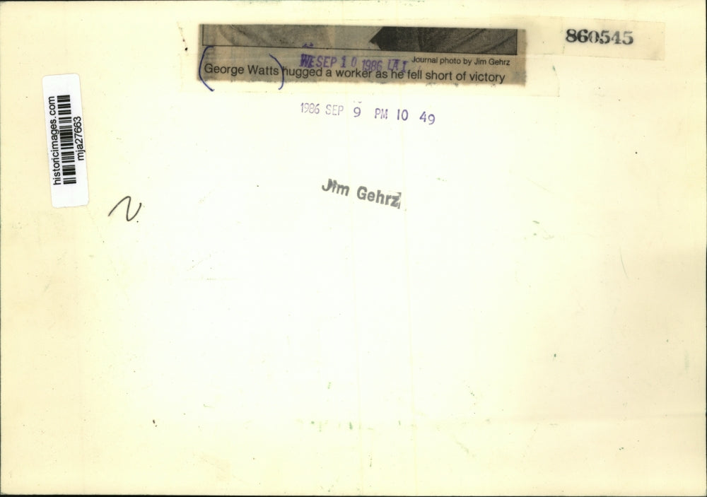 1986 Press Photo George Watts hugs a campaign worker after losing election.