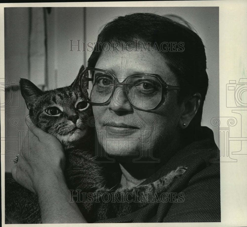 1985 Press Photo Mary Jo Kern with one of her cats, Kern Foundation Inc.