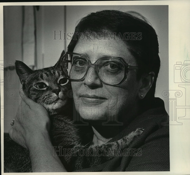 Load image into Gallery viewer, 1985 Press Photo Mary Jo Kern with one of her cats, Kern Foundation Inc.
