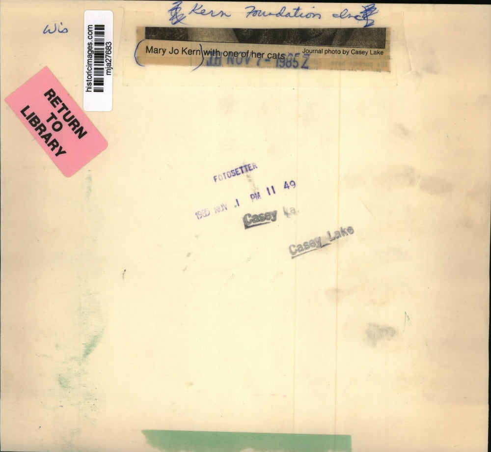 1985 Press Photo Mary Jo Kern with one of her cats, Kern Foundation Inc.