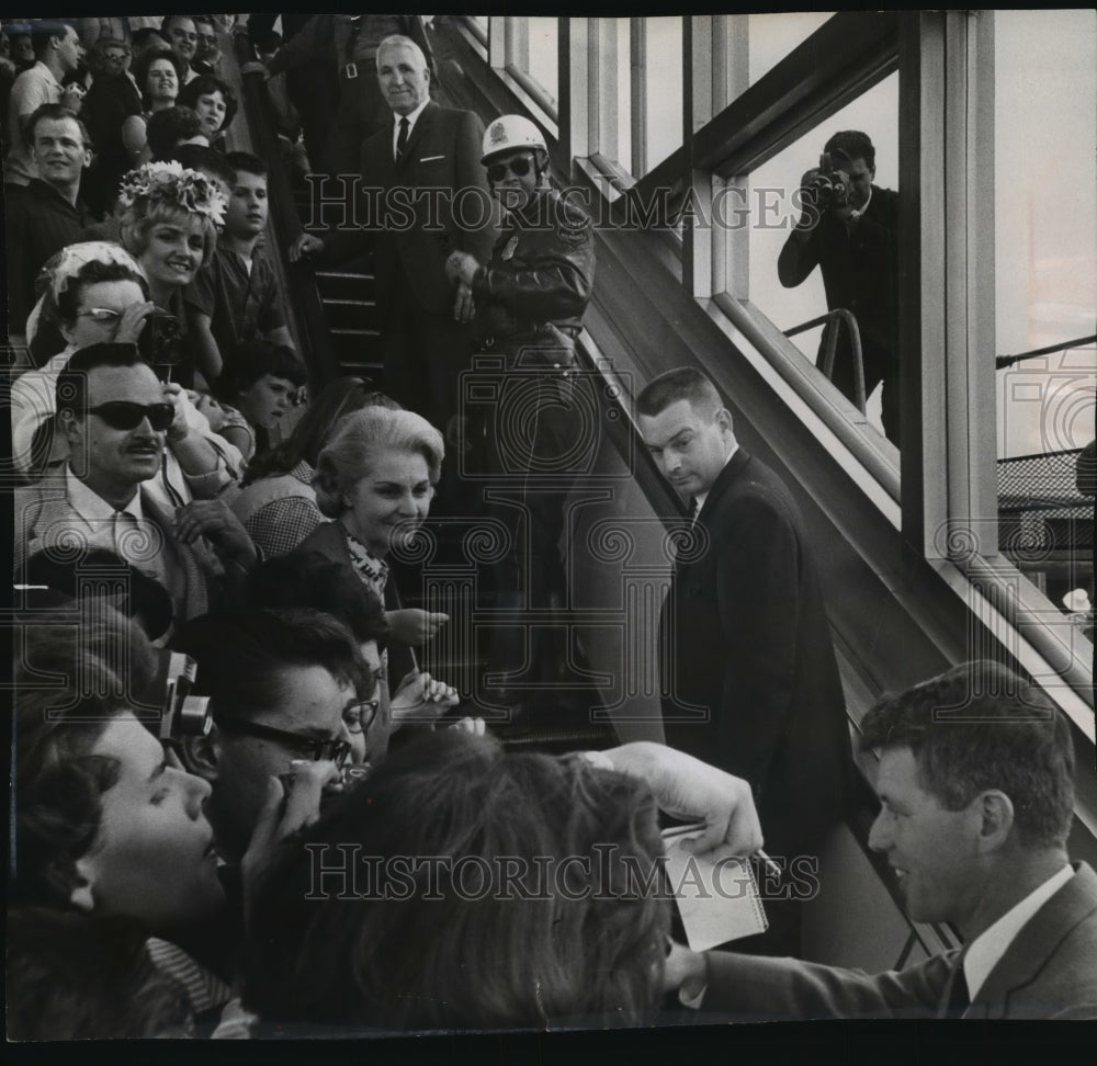 1964 Press Photo Crowd during Atty. Gen. Robert Kennedy's visit in Milwaukee- Historic Images