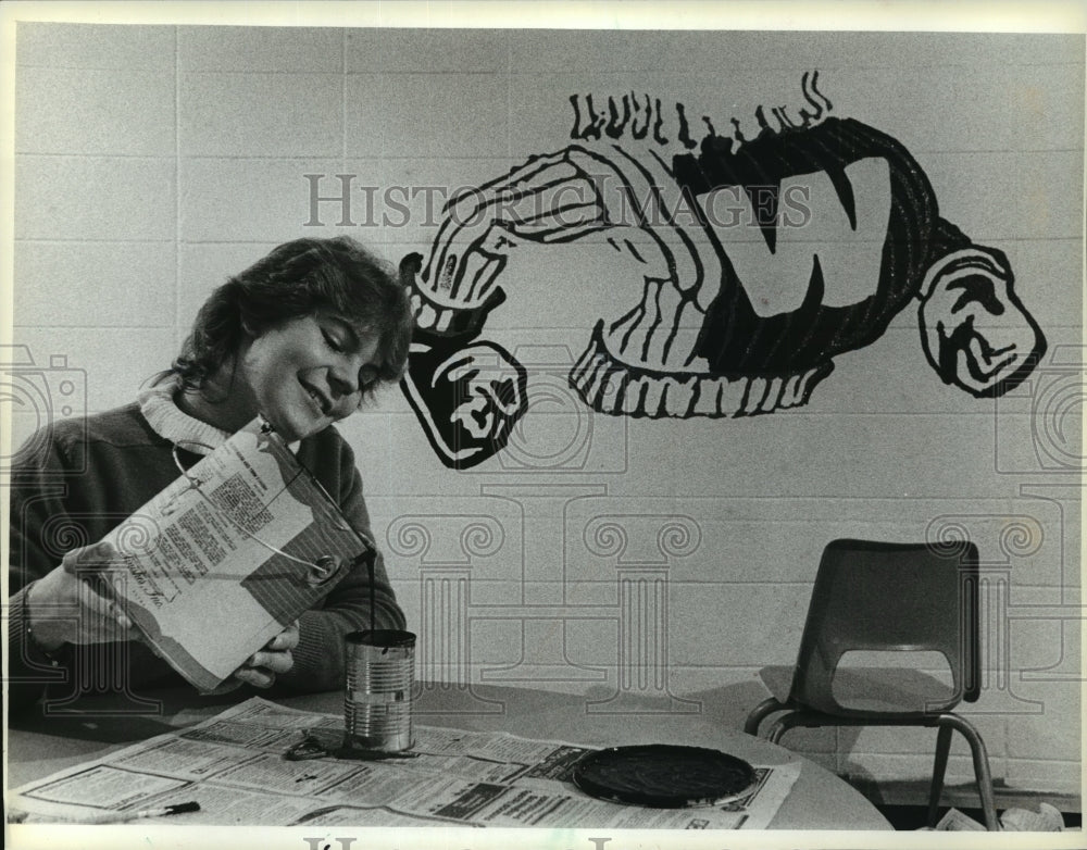1984 Press Photo Irgrid Eiman mixed paint for a Bucky Badger mural - mja27818