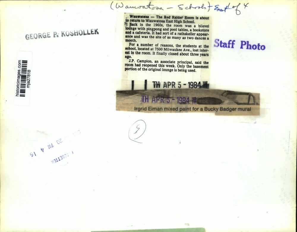 1984 Press Photo Irgrid Eiman mixed paint for a Bucky Badger mural - mja27818