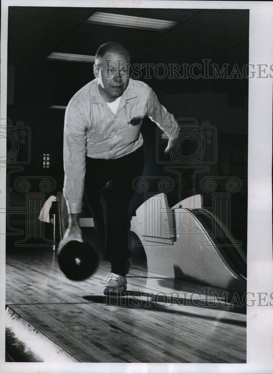 1963 Press Photo Paul Kephart bowls on artificial limbs - mja27864- Historic Images