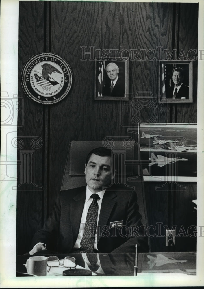 Load image into Gallery viewer, 1994 Press Photo Warden Larry Kerr at his desk - mja27899
