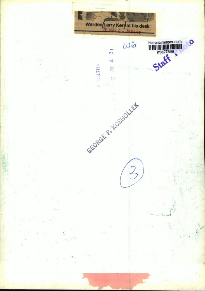 1994 Press Photo Warden Larry Kerr at his desk - mja27899