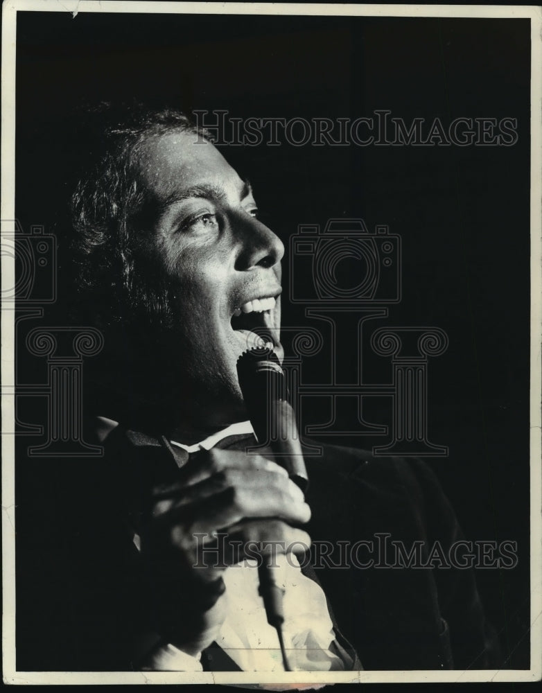 1972 Press Photo Singer Paul Anka in mid Performance- Historic Images