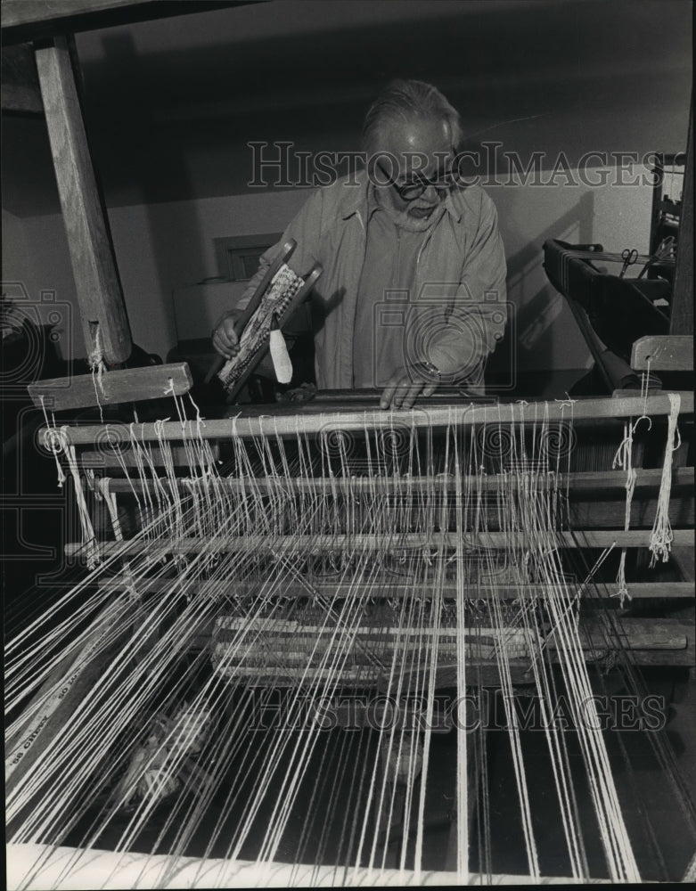 1992 Press Photo Lee Felber making rag rugs on a loom at Hawks Inn, Delafield
