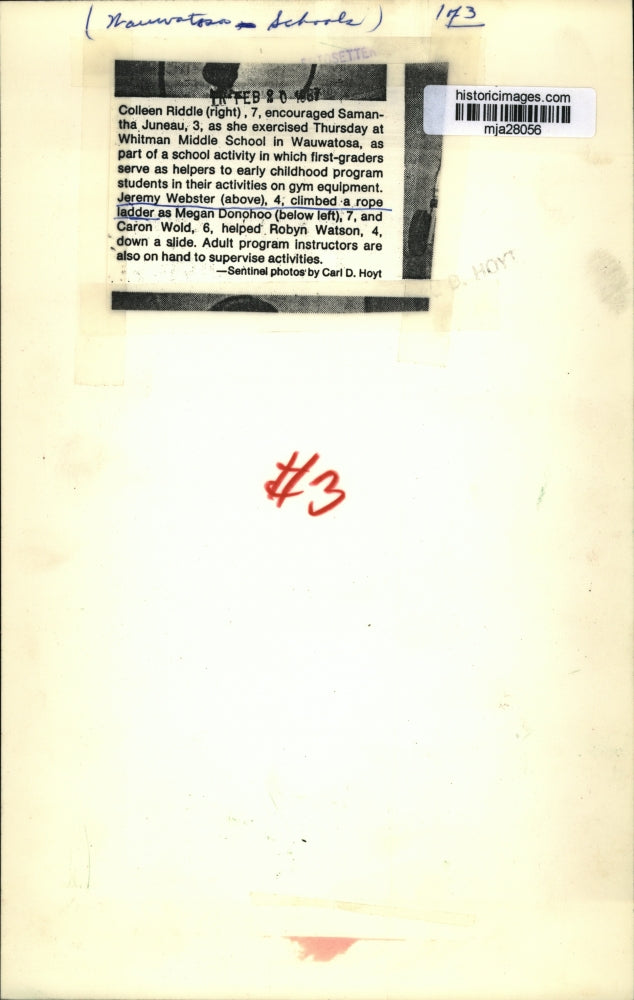 1987 Press Photo Jeremy Webster climbs a rope ladder at Whitman Middle School.