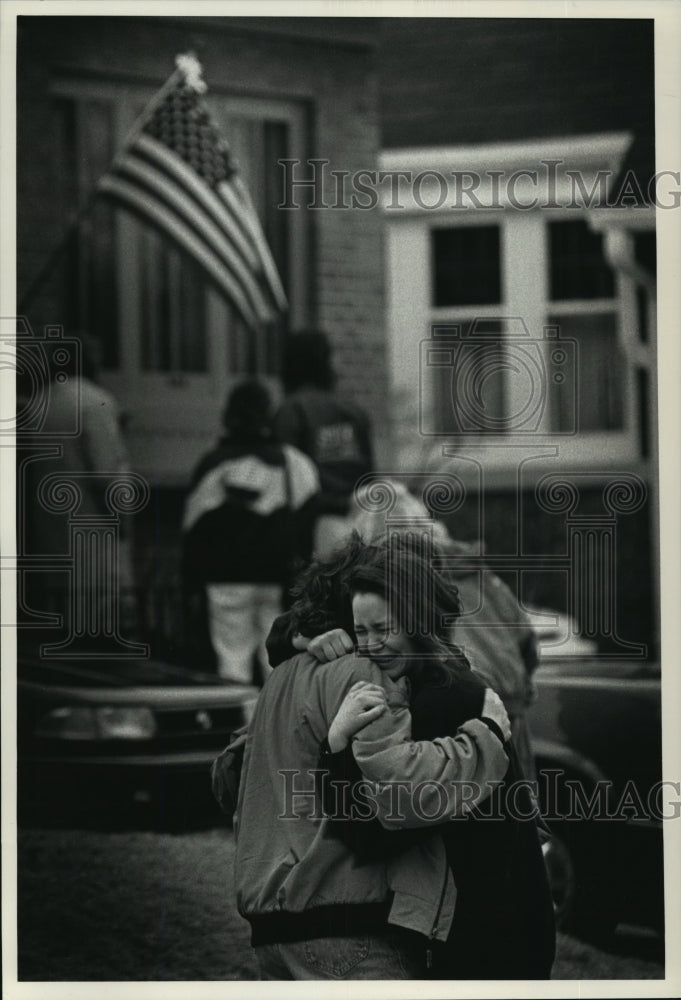 1991 Press Photo Scene at a Wauwatosa home where four people were fatally shot- Historic Images