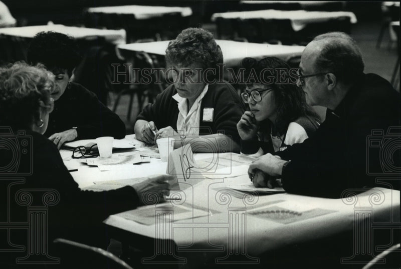 Load image into Gallery viewer, 1990 Press Photo Archbishop Rembert Weakland with others discussed abortion
